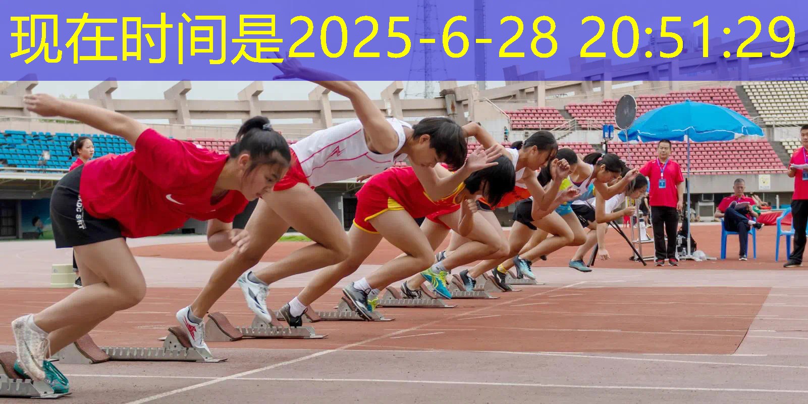 公园翻单杠全新健身热潮，来一起挑战吧！
